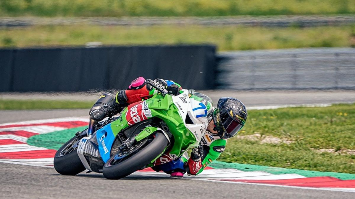 Uriel Hidalgo pilotando su Kawasaki ZX6R