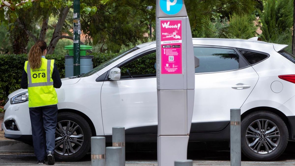 No, la DGT no está multando por estacionar en una zona restringida: es una estafa