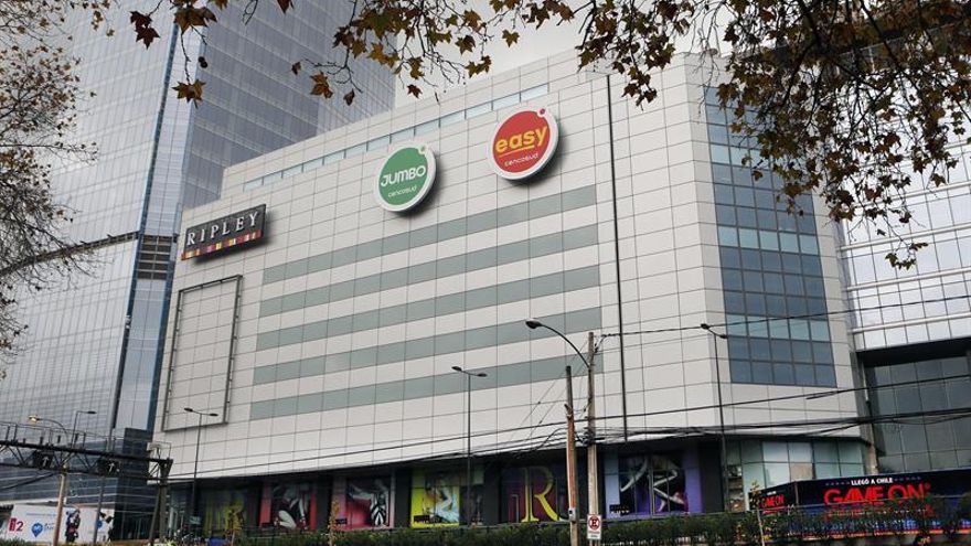 Imagen tomada el 31 de mayo de 2013 que muestra varios logos de tiendas por departamentos del grupo chileno Cencosud en la fachada de un mall de compras en Santiago de Chile.