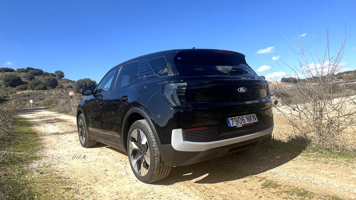 Vista lateral y trasera del SUV eléctrico de Ford.