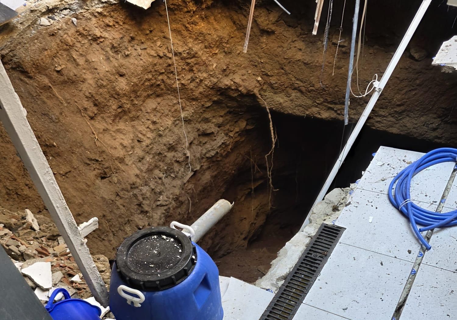 El socavón en el baño del Verona causado por la tuneladora de la L9