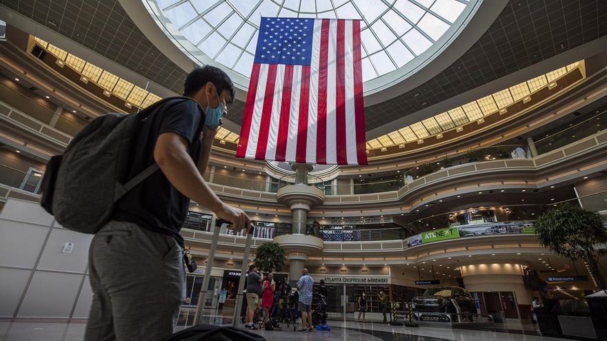 Un pasajero se dispone a viajar para la celebración del 4 de julio, este 2 de julio de 2020, en el Aeropuerto Hartsfield-Jackson de Atlanta.