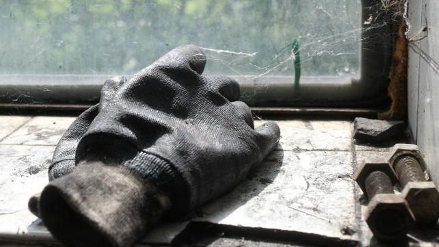 César Sánchez / Ical. Un guante permanece abandonado en una ventana de la mina del pozo Casares en Tremor de Arriba (León), una de las últimas minas de interior en cerrar en la comarca del Bierzo.