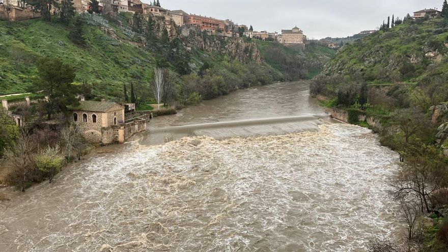 La crecida del río Tajo a su paso por Toledo tras la borrasca Jana, en imágenes