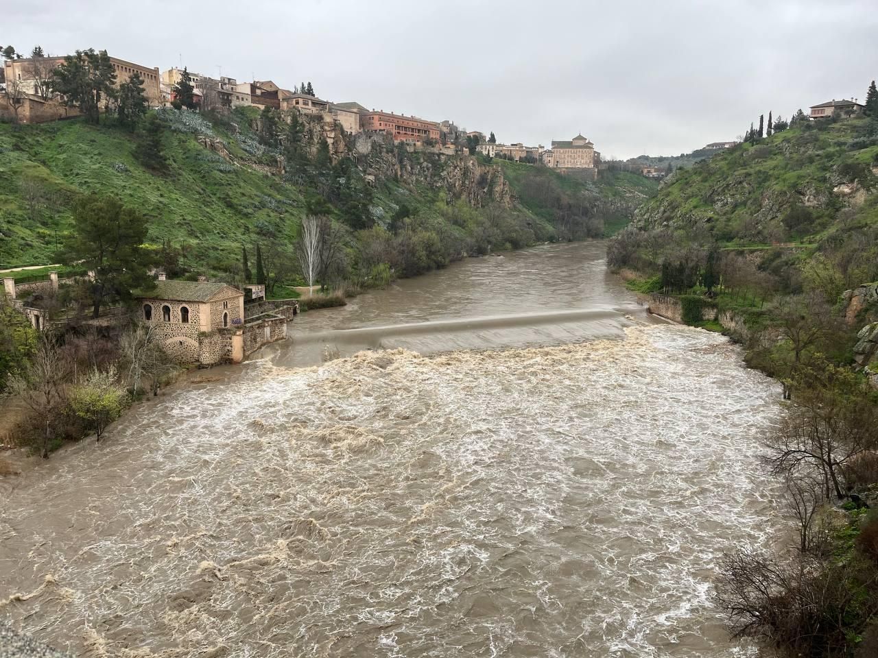 La crecida del río Tajo a su paso por Toledo tras la borrasca Jana, en imágenes