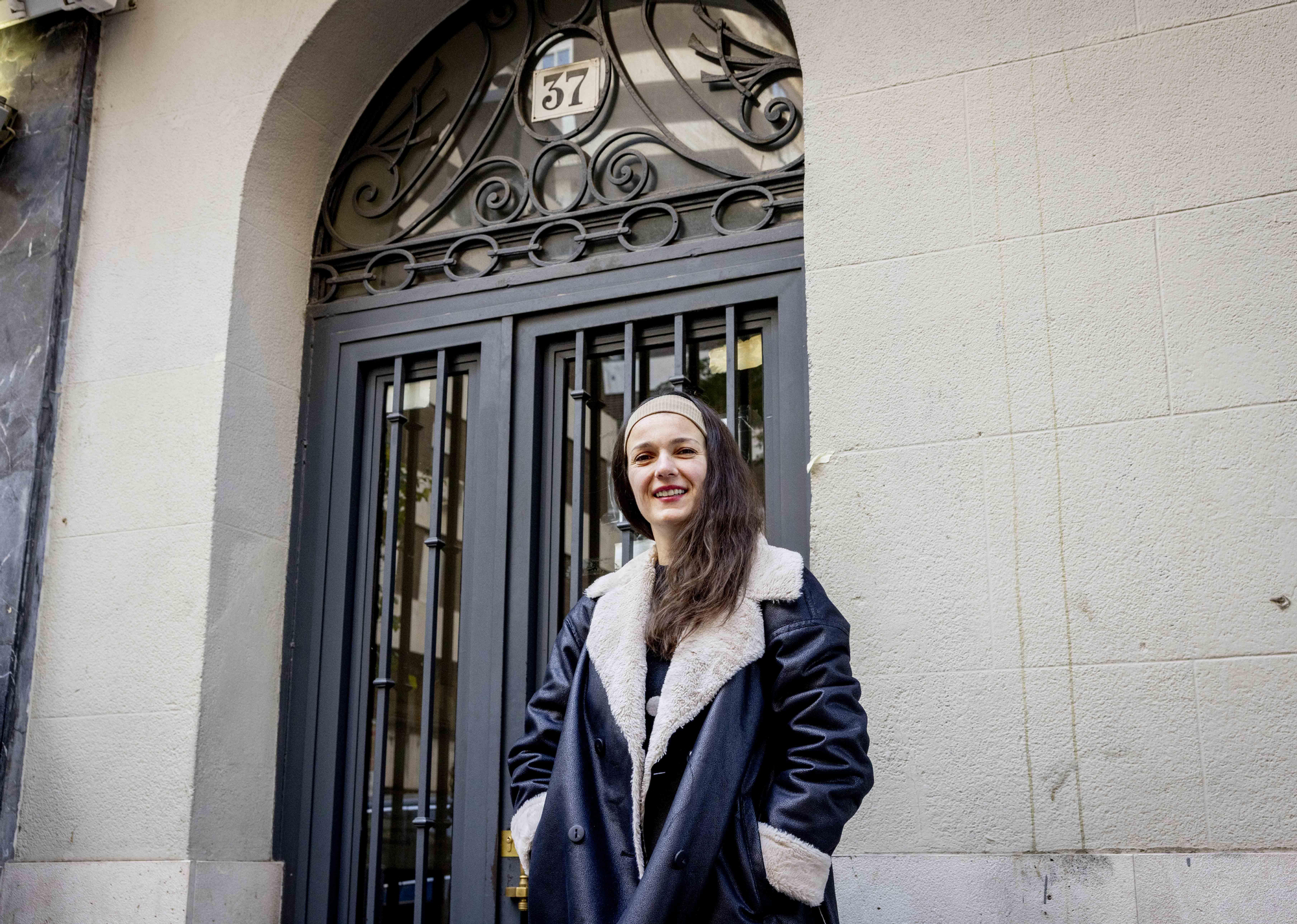 Irene, en el portal del edificio en el que vive desde 2023