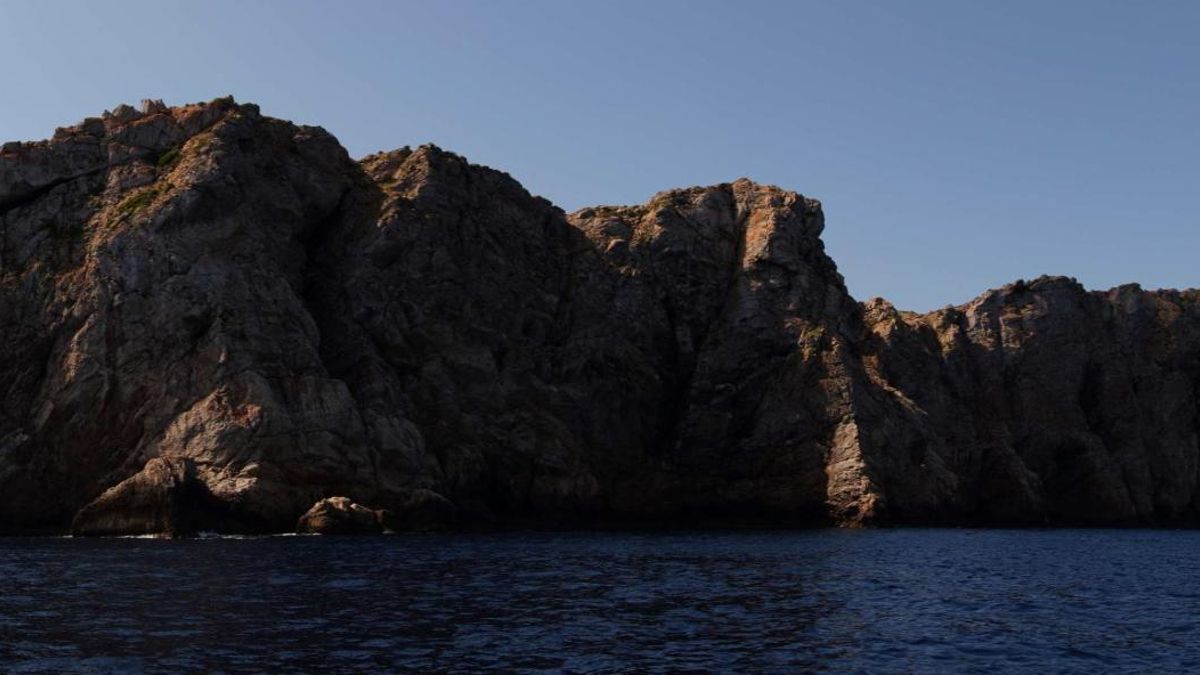 Deshabitada y con forma de dragón, esta pequeña isla balear aguarda un sinfín de leyendas y misterios