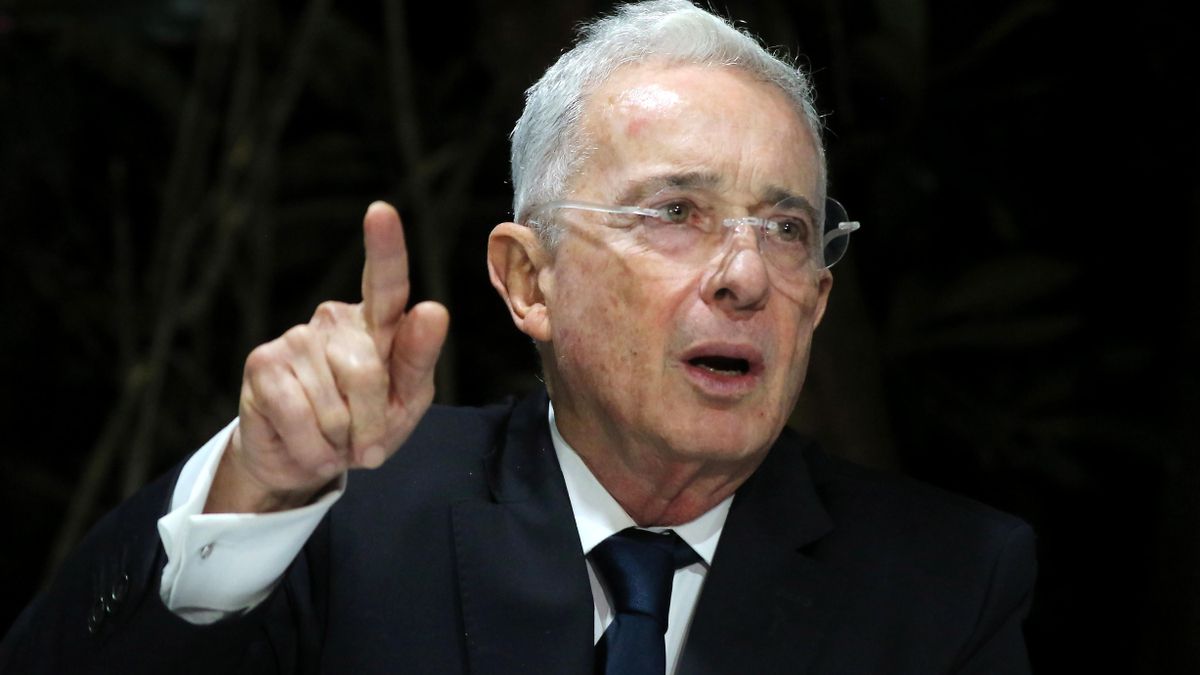 El expresidente de Colombia entre 2002 y 2010, Álvaro Uribe Vélez, al intervenir este martes, 21 de octubre, durante una rueda de prensa, en Llanogrande (Colombia). EFE/STR