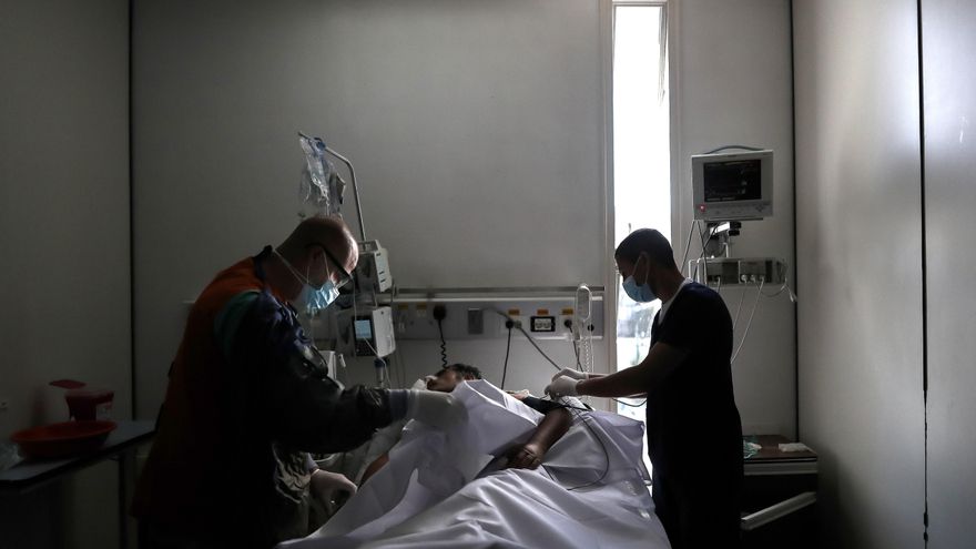 Personal médico realiza su trabajo en la Unidad de Cuidados Intensivos para pacientes con covid-19, en el Hospital Naval de Buenos Aires (Argentina). EFE/Juan Ignacio Roncoroni/Archivo