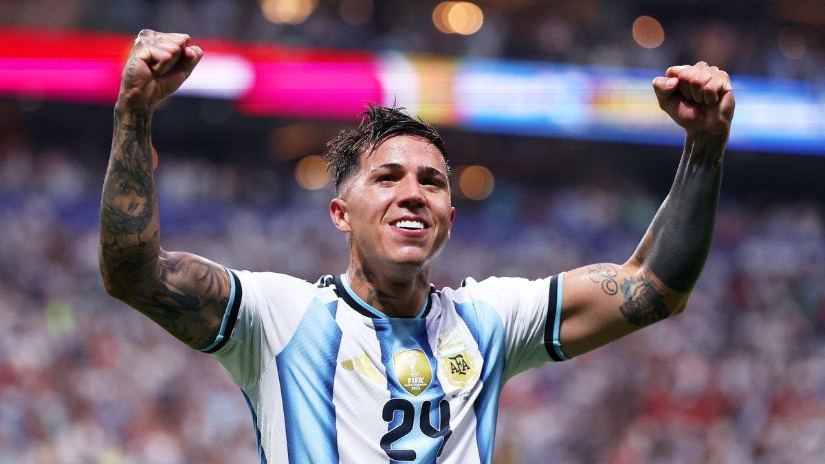 Enzo Fernández metió un cabezazo, puso el tercer gol para Argentina y garantizó el pase a cuartos de final.