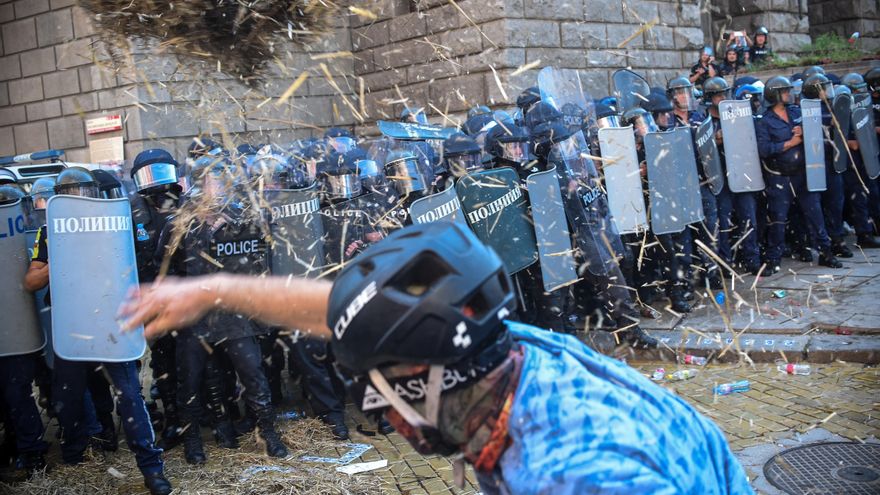 Violentos enfrentamientos en protestas ciudadanas ante el Parlamento búlgaro