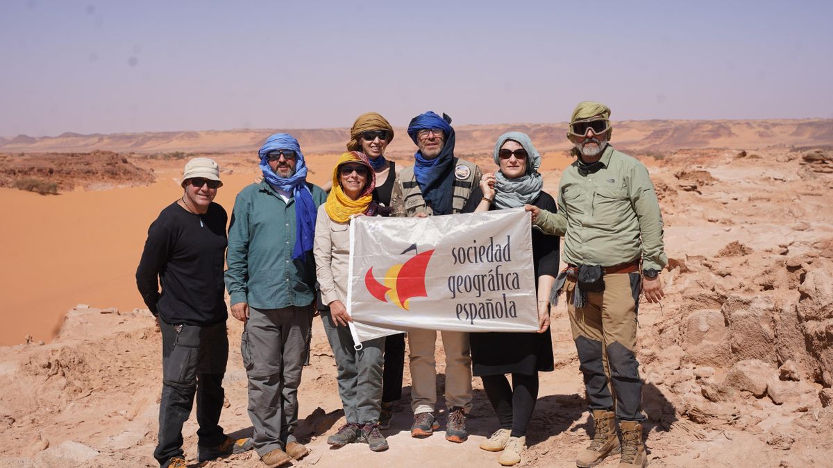 Imagen de los miembros de la expedición en un cerro de Ounianga, al norte de Chad