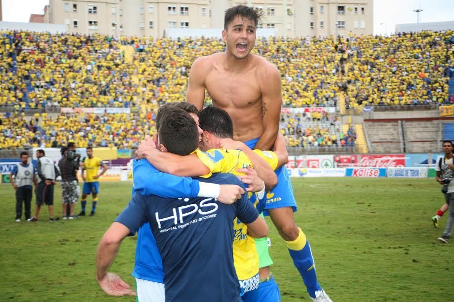 Los jugadores de la UD celebran el ascenso.  (ALEJANDRO RAMOS)