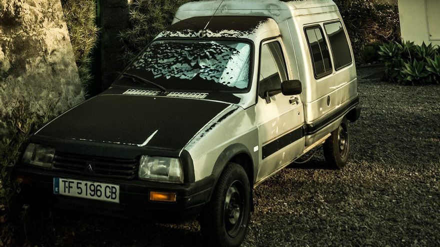 Cenizas sobre un coche cerca del volcán de La Palma