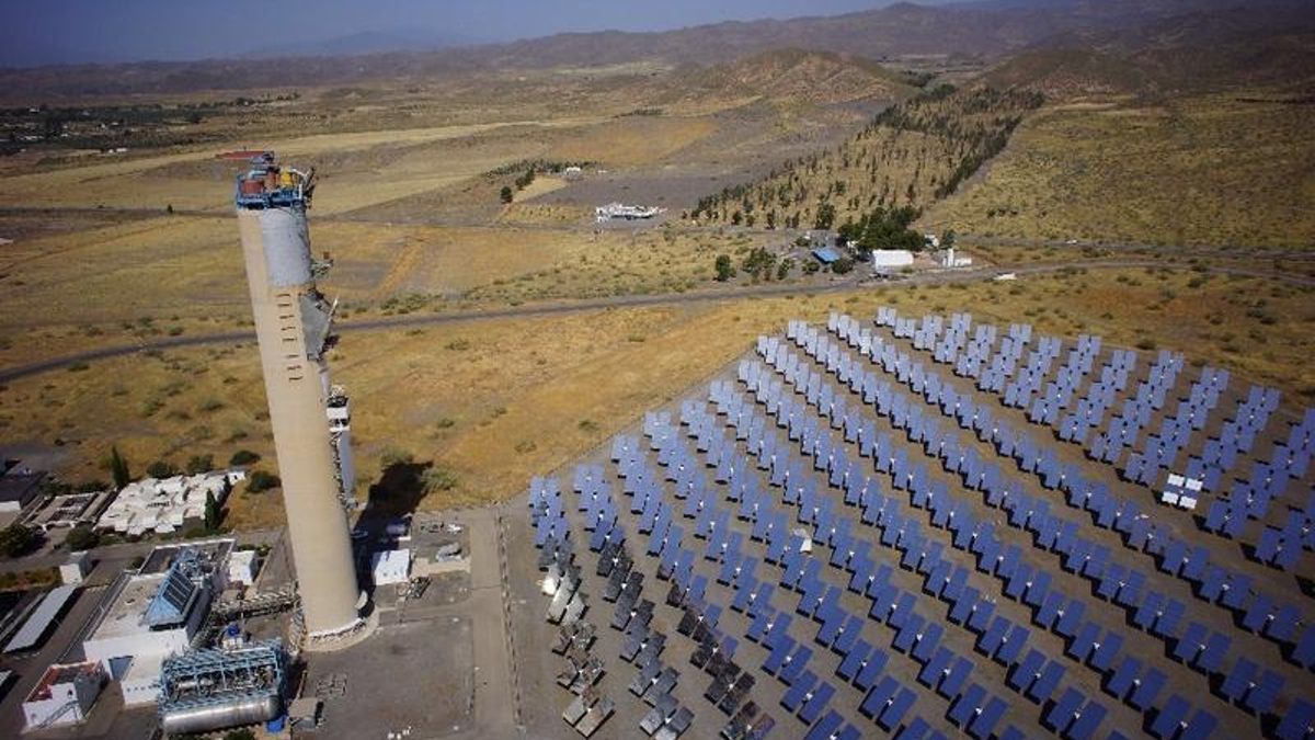 Ni verano ni ola de calor: el elemento casi invisible que boicotea la energía solar de Almería
