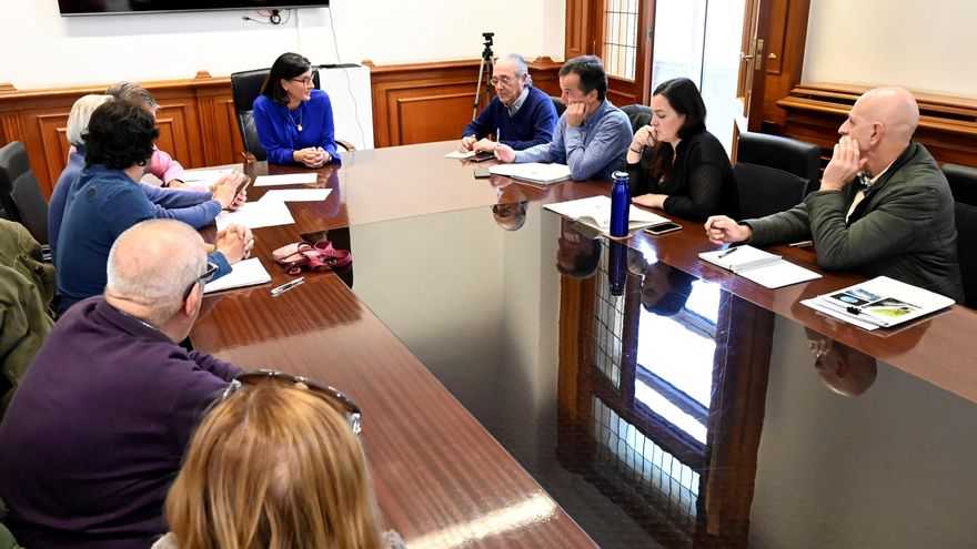 La alcaldesa, Gema Igual, con representantes del colegio Jardín de África y de la zona de Monte
