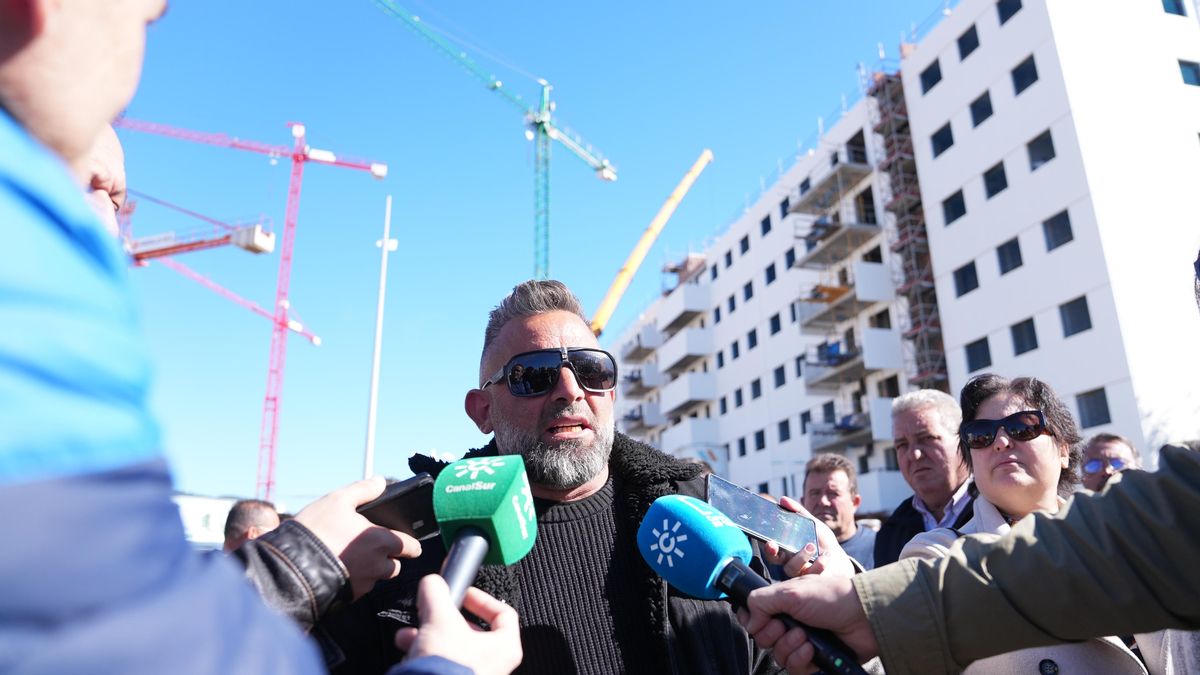 Los gruistas se concentran en protesta por "la actitud" de Construcor en la negociación de subida salarial