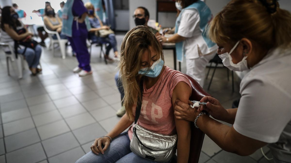 Según datos oficiales difundidos este viernes, hasta el momento en Argentina se han aplicado 40,96 millones de dosis, aunque se han distribuido 46,15 millones de vacunas en todo el país. EFE/Juan Ignacio Roncoroni/Archivo