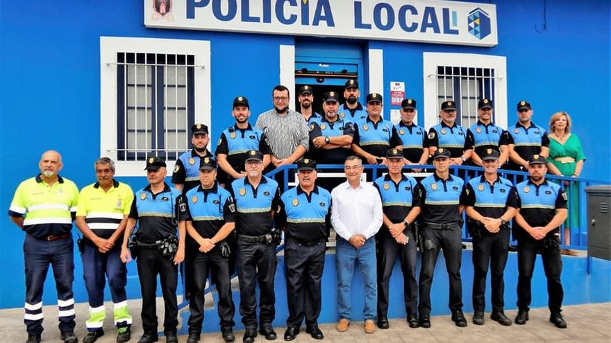 Foto de familia con las autoridades municipales.