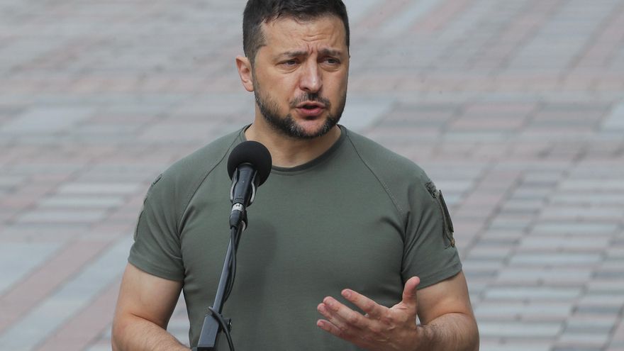 El presidente de Ucrania, Volodímir Zelenski, habla tras una reunión con el presidente de Letonia, Egils Levits, y el primer ministro polaco, Mateusz Morawiecki, en Kiev el pasado 9 de septiembre. EFE/EPA/SERGEY DOLZHENKO
