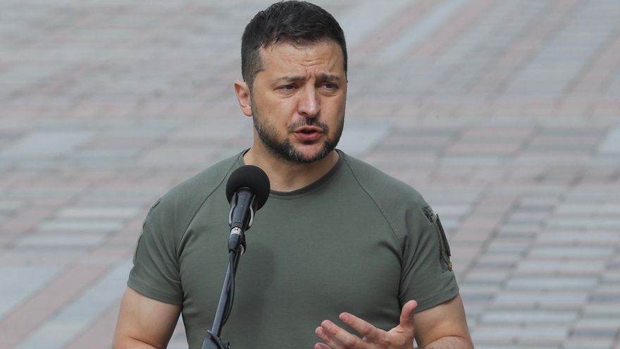 El presidente de Ucrania, Volodímir Zelenski, habla tras una reunión con el presidente de Letonia, Egils Levits, y el primer ministro polaco, Mateusz Morawiecki, en Kiev el pasado 9 de septiembre. EFE/EPA/SERGEY DOLZHENKO