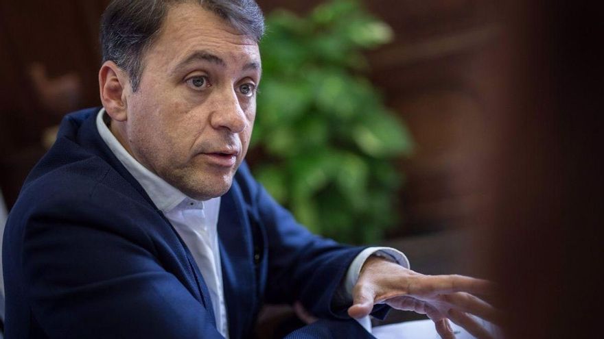 El alcalde de Santa Cruz ofrece a los empresarios hosteleros los servicios jurídicos del Ayuntamiento para recurrir el nivel 3