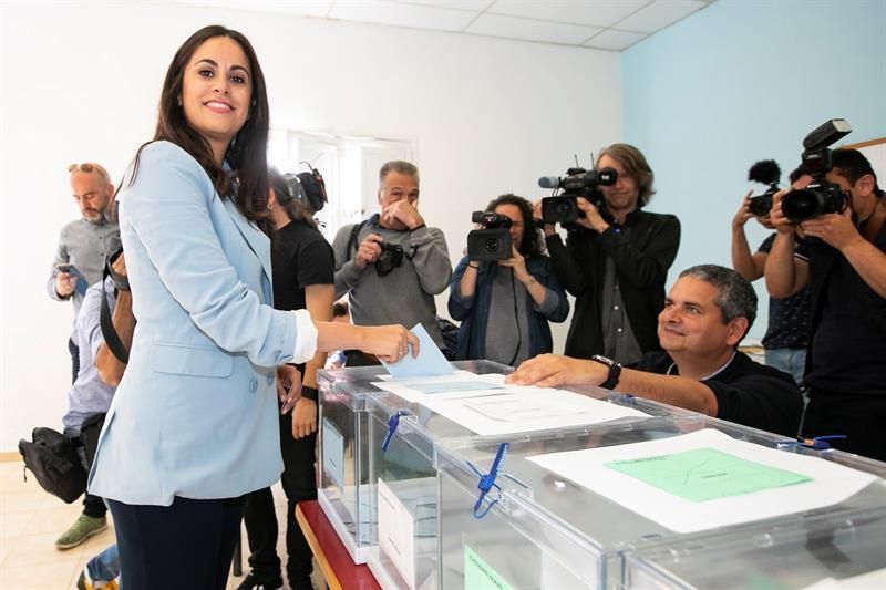 La candidata de Ciudadanos a la Presidencia del Gobierno de Canarias, Vidina Espino, ejerce su dercho al voto este domingo en la capital grancanaria.