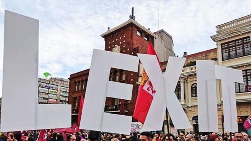 Unos manifestantes con las letras del LExit, que alude a la autonomía de León sin Castilla.