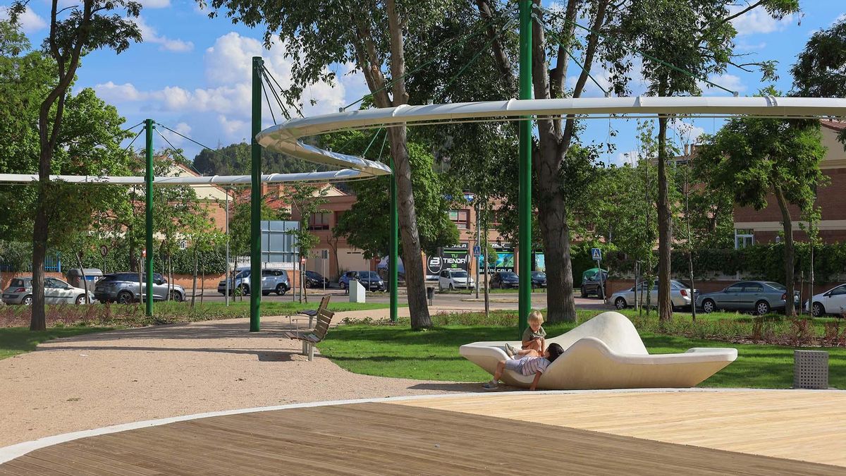 El Parque de Andalucía, en Alcalá de Henares, muestra una intervención que entrega casi 5.000 metros cuadrados a praderas y arbolado, reduciendo lo mineral a poco más de 1.600.