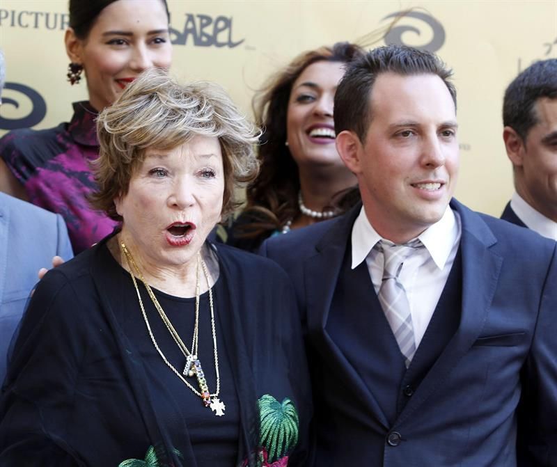 La actriz norteamericana Shirley Maclaine y el productor Nicolas Veinberg tras la rueda de prensa que ofrecieron este martes en Maspalomas (Gran Canaria) con motivo del rodaje de la película 'Wild Oats' en la isla. EFE/Elvira Urquijo A.