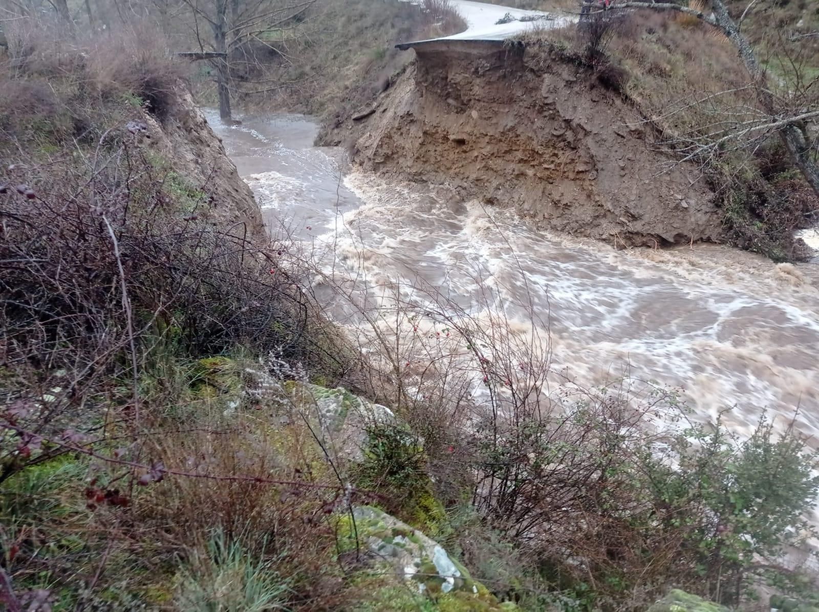 La crecida de ríos y arroyos en la primavera de 2025 destrozaron carreteras y puentes. Como el que une Zarzuela de Jadraque con Villares de Jadraque. En agosto de este año seguía sin reparación y el Ministerio de Defensa no ha prestado el puente portátil solicitado por el ayuntamiento de este pueblo de Guadalajara