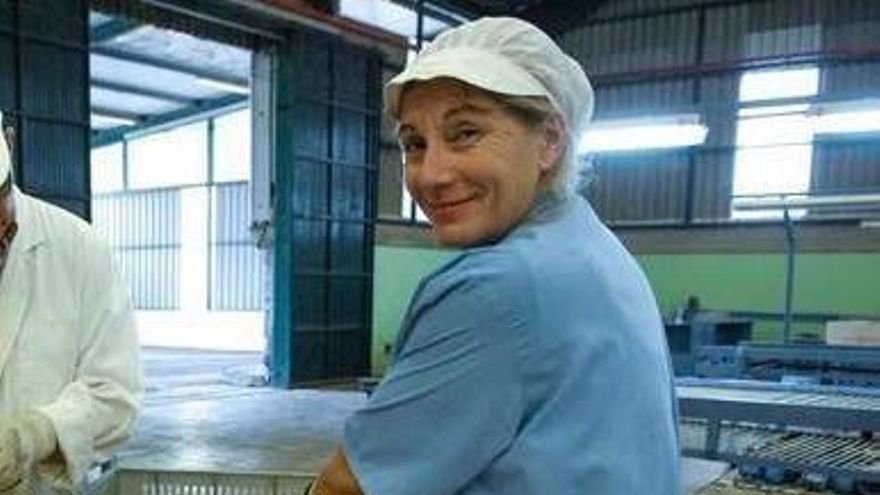 María trabajando en la empaquetadora.