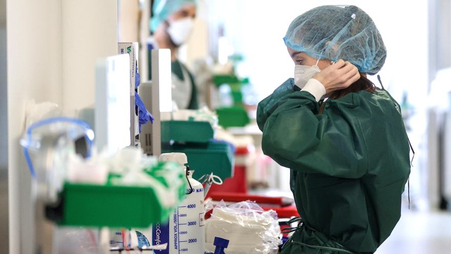 Sanitarios alemanes en la UCI del Hospital Universitario de Essen