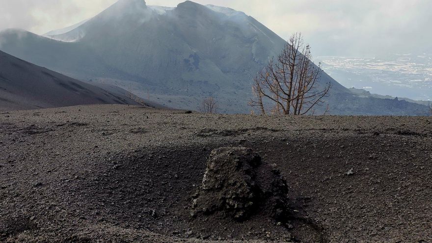 El IGN  señala que se aprecia  una intensa desgasifiación en el edificio volcánico de Cumbre Vieja  y ausencia de deformaciones