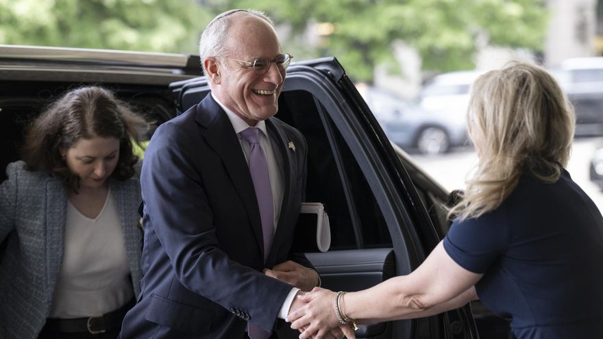 El embajador de Israel en EEUU, Yechiel Leiter, a su llegada a la reunión con la representante de Líbano en Washington.