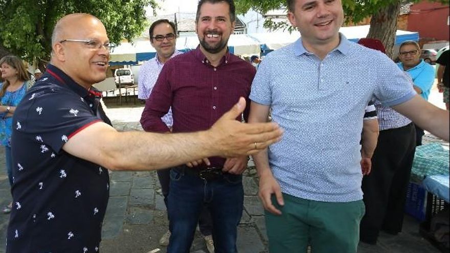 El secretario general del PSOECyL, Luis Tudanca (C), junto al secretario provincial del PSOE de León, Javier Alfonso Cendón (D), y el subdelegado del gobierno en León, Faustino Sánchez (I), durante la visita a la XI Feria Agroalimentaria Apícola y la XIV Feria de Artesanía del Espino. / César Sánchez / ICAL