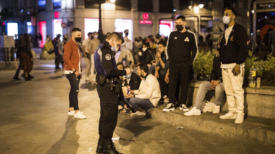 La Policía Municipal propone para sanción a un grupo de jóvenes por consumir bebidas alcohólicas en la Puerta del Sol en la noche de San Isidro.