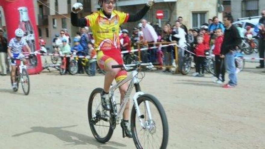 Carlos Alvarez proclamandose vencedor en Villamayor 25 marzo Copa Btt CyL.