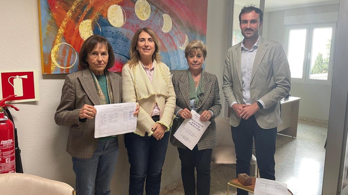 La Plataforma del Tren de Los Pedroches entrega firmas a la subdelegada por frecuencias estables en la estación