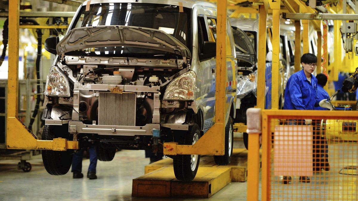 Un operario trabaja en una línea de ensamblaje de la fábrica de furgonetas en la planta de fabricación de automóviles SAIC-GM-Wuling Automobile (SGMW) en Qingdao, provincia de Shandong (China). EFE/Yu Fangping