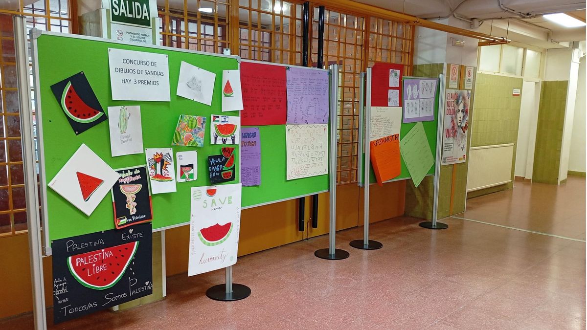 Carteles en el interior del IES Numancia, en Puente de Vallecas