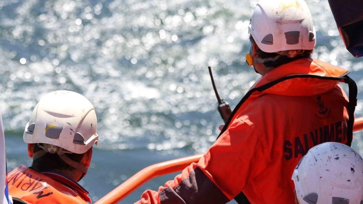 Rescatados once inmigrantes de una patera que navegaba en aguas del Estrecho