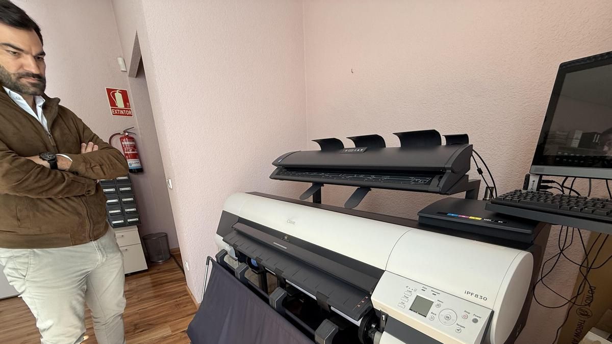 El portavoz del PP en el Ayuntamiento de León, David Fernández, denuncia que el escáner del Archivo Municipal lleva un año averiado.