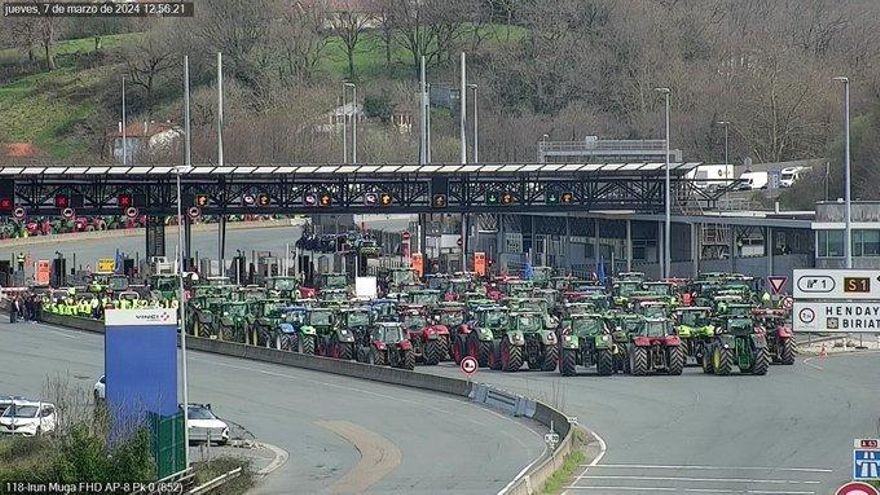 Colapso de tractores en la muga con Francia y en Vitoria: los agricultores mantienen el pulso a las administraciones
