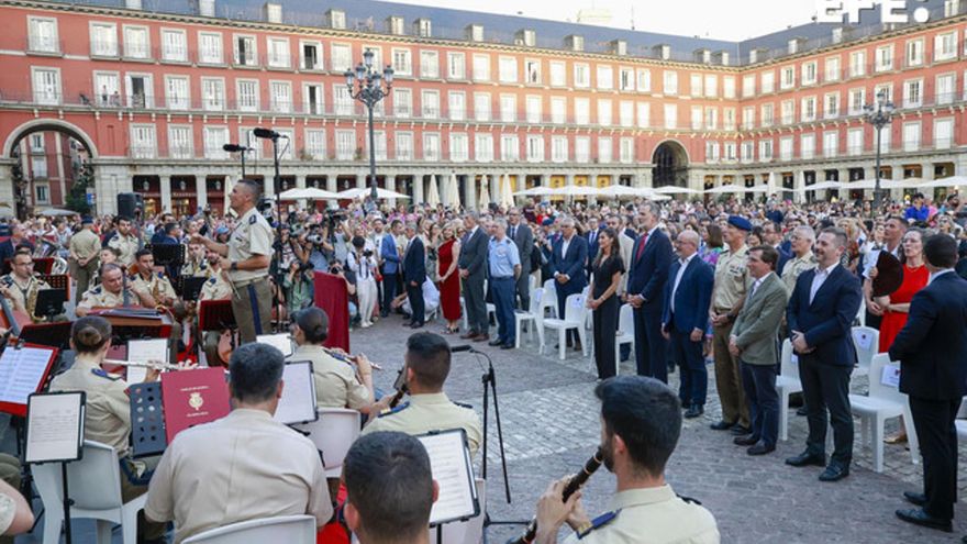 Los reyes asisten en la Plaza Mayor de Madrid a un concierto de la Guardia Real