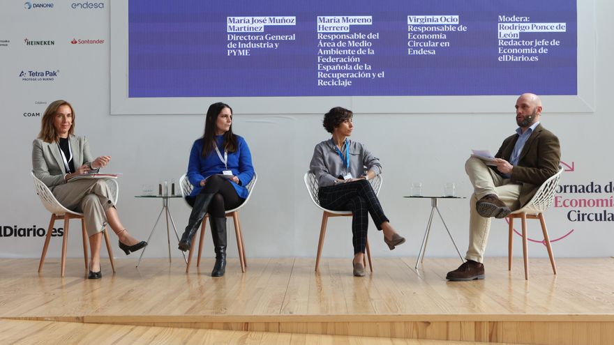 María José Muñoz Martínez, directora General de Industria y PYME, María Moreno Herrero, responsable del Área de Medio Ambiente de la Federación Española de la Recuperación y el Reciclaje, Virginia Ocio, responsable de Economía Circular en Endesa y Rodrigo Ponce de León, redactor jefe de Economía de elDiario.es.