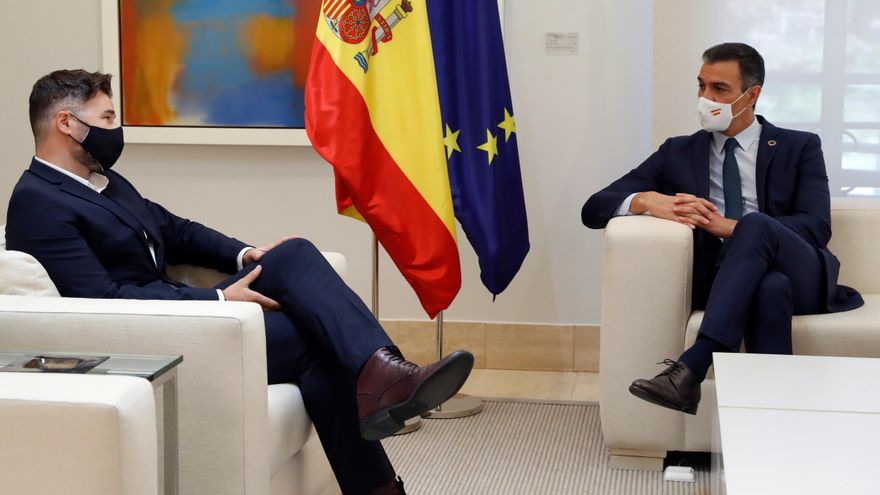 El presidente del Gobierno, Pedro Sánchez, durante su reunión con el portavoz de ERC, Gabriel Rufián (i), este jueves en el Palacio en La Moncloa. 