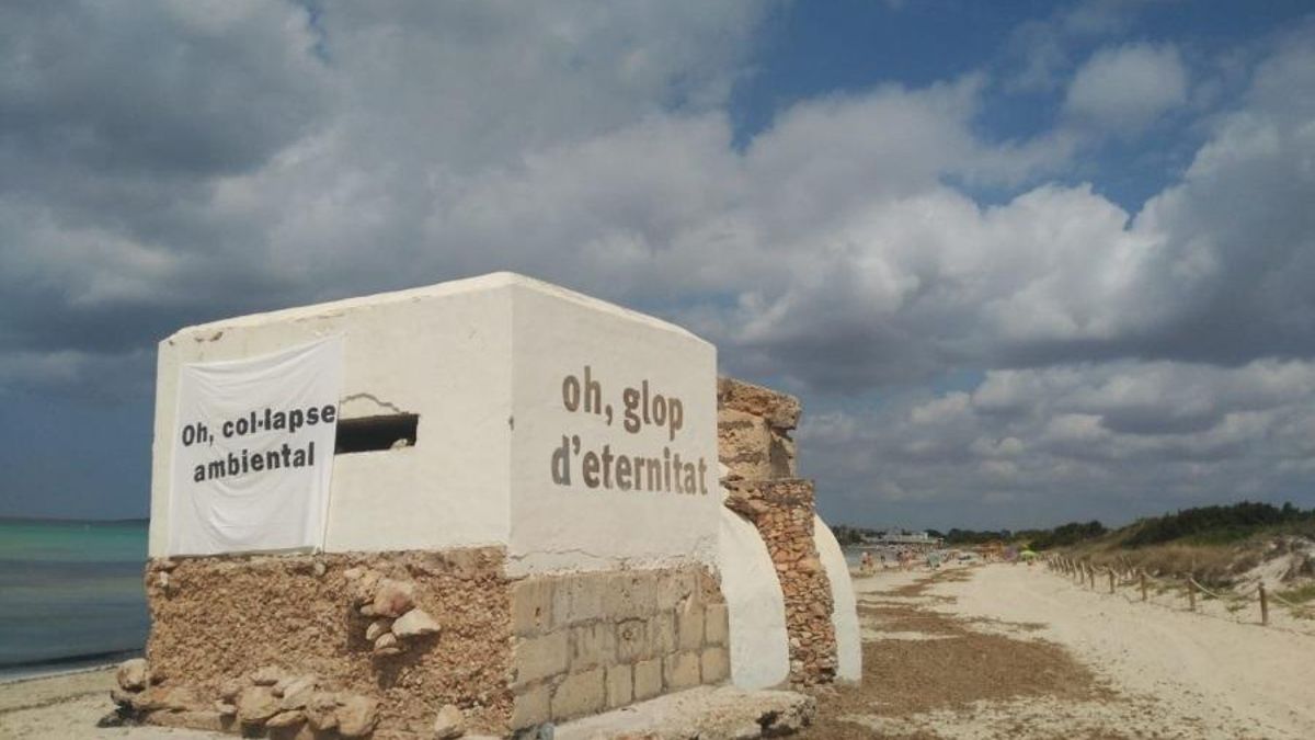 Acción del GOB en la playa de Es Trenc denunciando el colapso medioambiental. Imagen de archivo.