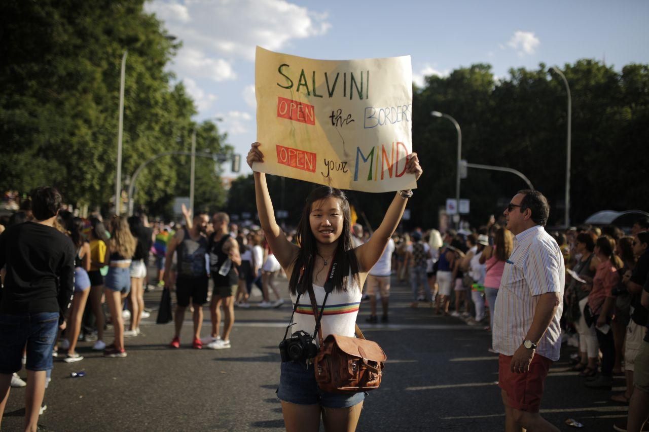 "Salvini, abre las fronteras, abre tu mente": pancarta en el Orgullo