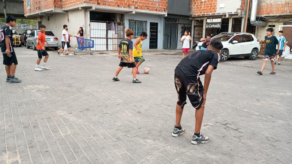 Una práctica de La Carbo FC, entre vecinos y vehículos que atraviesan el espacio de entrenamiento.